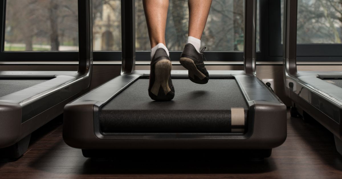 Mand som løber på løbebånd