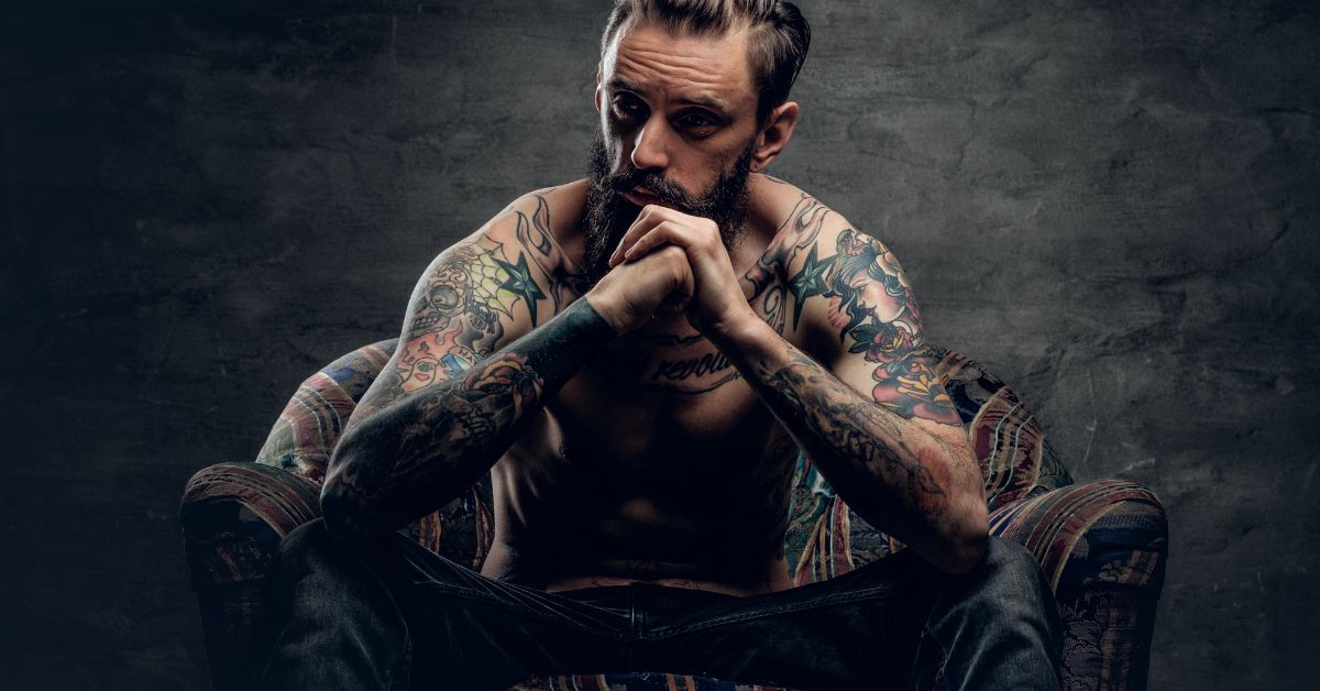 Mand med tatoveringer