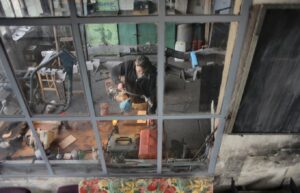 Mand i sit værksted