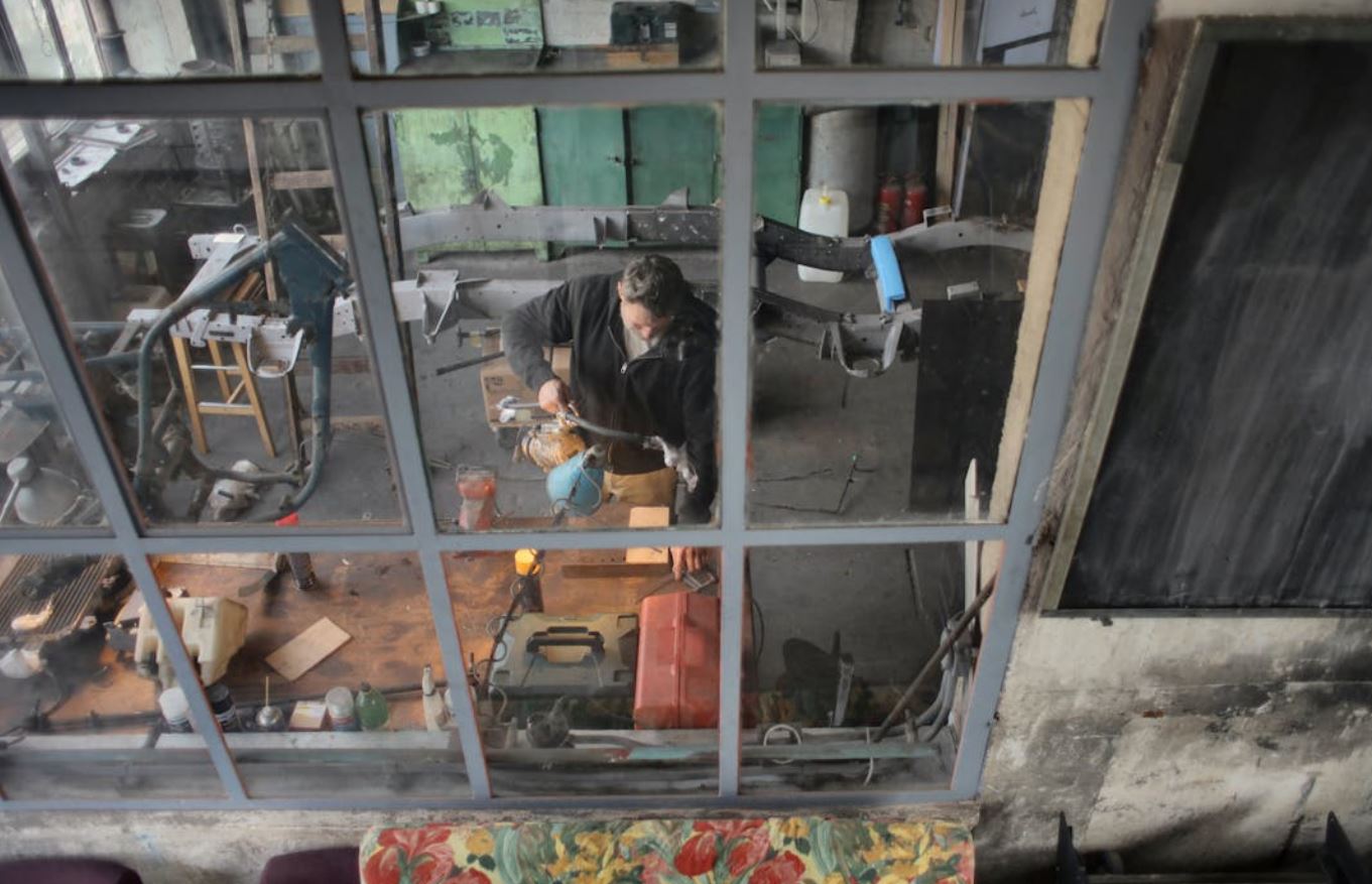 Mand i sit værksted